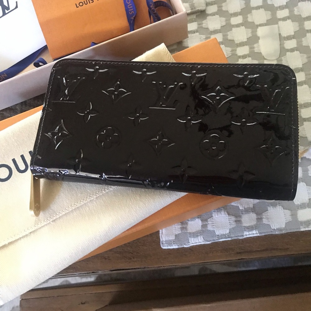 New Louis Vuitton Monogram Vernis Amarante Zippy Wallet